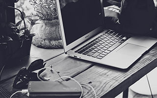 老头整活！詹姆斯三分试投连续不中 随后尝试用左手投篮