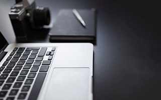 响彻球馆！詹姆斯进入交大球馆 现场球迷爆发出巨大的欢呼声