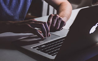 响彻球馆！詹姆斯进入交大球馆 现场球迷爆发出巨大的欢呼声